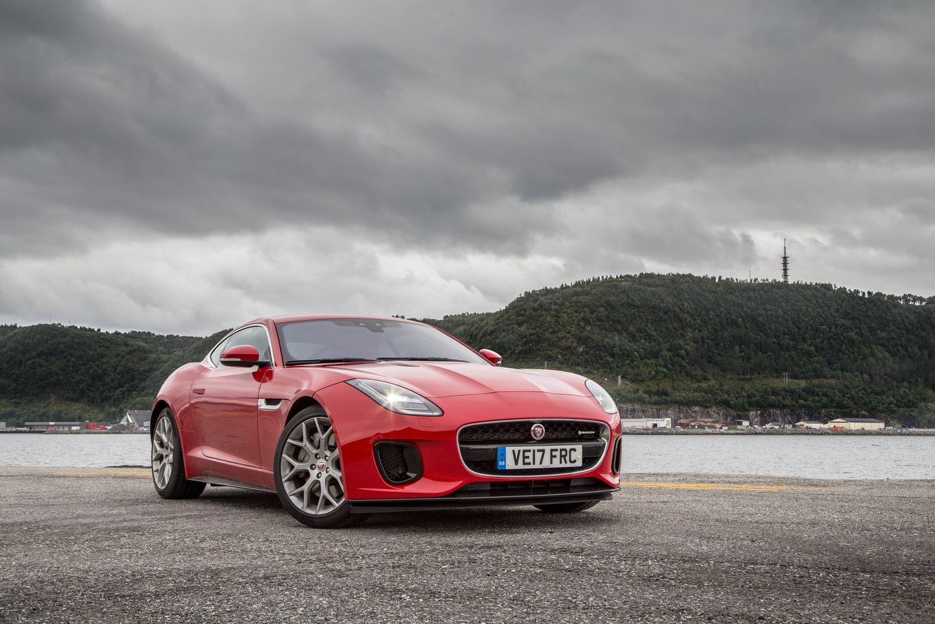 Може ли Jaguar F-Type с четири цилиндъра в редица да се нарече истински спортен автомобил?